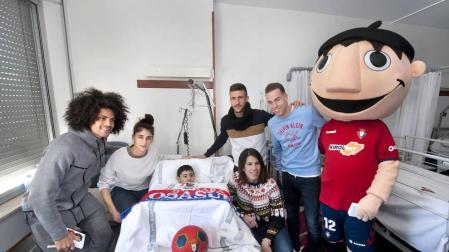 Jugadores y jugadoras de Osasuna visitan a los niños ingresados en el hospital