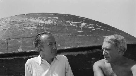 Fotografía de Paul Éluard y Pablo Picasso en la playa.