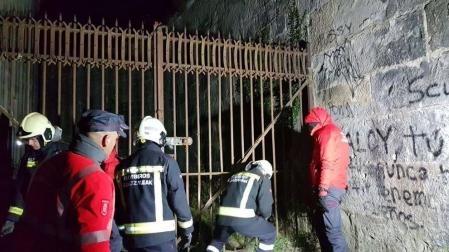 Rescatan y trasladan al CHN a un joven tras caer en los fosos del Fuerte de San Cristóbal
