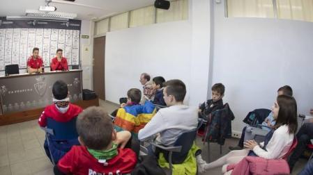 Los niños preguntan en la rueda de prensa de Osasuna.