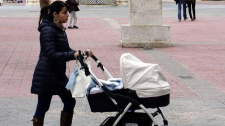 Una madre pasea a su bebé.