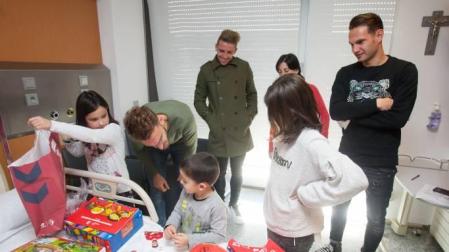 Osasuna visita a los niños ingresados en la Clínica Universidad de Navarra
