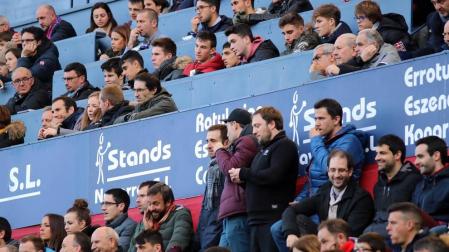 Imágenes del búscate en la grada del Osasuna-Alcorcón