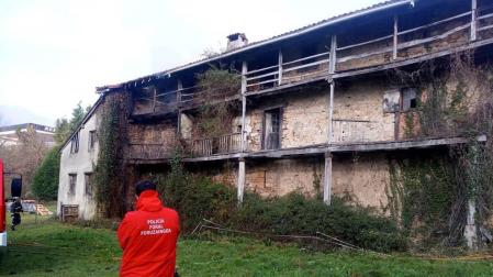 El caserío abandonado de Bera que ha sufrido un incendio.