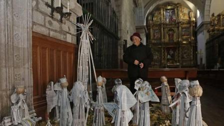 Un Belén hecho con papel de periódico en la parroquia de Muruzábal