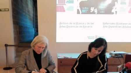 La compositora Teresa Catalán y la consejera Herrera firman el acuerdo de la donación.