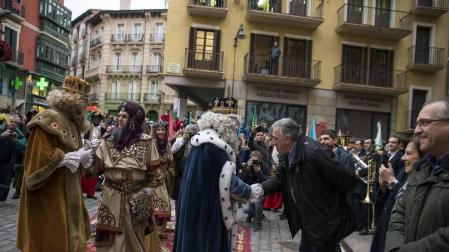 Melchor, Gaspar y Baltasar pasearon por las calles de la capital navarra con su comitiva real.