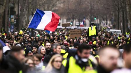 Miles de 'chalecos amarillos' vuelven a las calles de París por octava semana