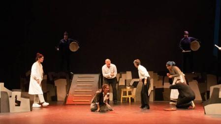 Doke Antzerki Taldea pone en escena 'Hamaika amaren seme (alaba)' en Iturrama