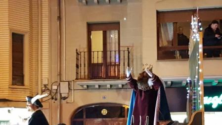 Sus Majestades llenaron de ilusión a los niños en las calles de Tafalla.