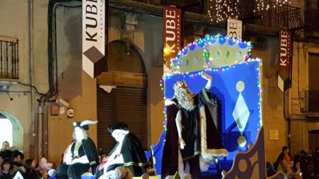 Sus Majestades llenaron de ilusión a los niños en las calles de Tafalla.
