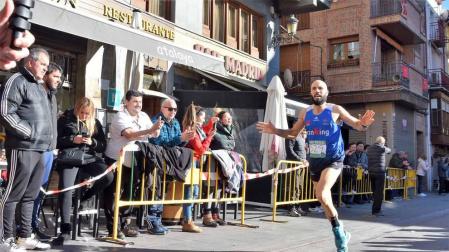 El XXXIX Cross de Reyes de Peralta ha congregado a 370 participantes y ha reunido cerca de 400 kilos de alimentos para el Sáhara.