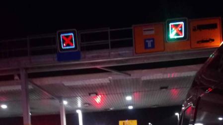 Tres heridos al empotrarse un coche contra el peaje de Zuasti