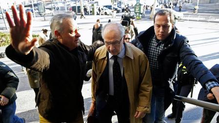 Rodrigo Rato, increpado a su llegada a los juzgados de Plaza de Castilla