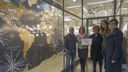 Desde la izquierda, José Flamarique, la propietaria del establecimiento ganador, Mari Carmen Roa, las ediles Yolanda Alén y Marta Astiz y la gerente de la Asociación de Comerciantes, Loreto San Martín. Posan junto al escaparate decorado con el mapa del mundo que mereció el premio.