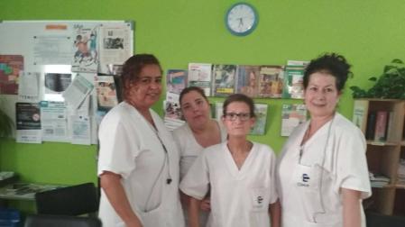 Manuel Sánchez Gámez, en el centro, con sus compañeras de trabajo.