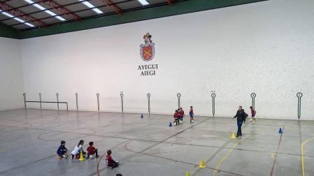 Jornada de entrenamientos este martes por la tarde en la pista del polideportivo de Ayegui.
