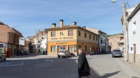 Una vecina camina por la plaza de la Noria, que ahora va a ser renovada junto con otras calles céntricas del casco urbano de Arguedas.
