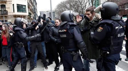 Efectivos de la Policía Nacional disuelven una concentración que han llevado a cabo un centenar de jóvenes junto al Parlamento de Navarra donde han acudido para protestar por la intervención de la Policía Foral esta madrugada en el palacio del Marqués de Rozalejo.