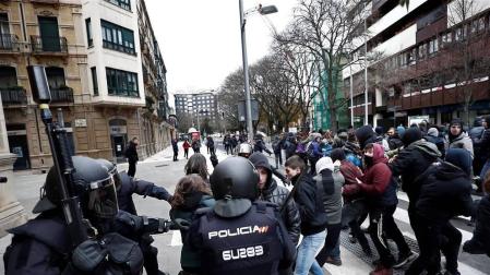Efectivos de la Policía Nacional disuelven una concentración que han llevado a cabo un centenar de jóvenes junto al Parlamento de Navarra donde han acudido para protestar por la intervención de la Policía Foral esta madrugada en el palacio del Marqués de Rozalejo.