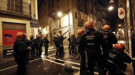 Carga policial en el casco viejo de Pamplona durante una "cacerolada" convocada en contra del cierre del palacio del Marqués de Rozalejo.