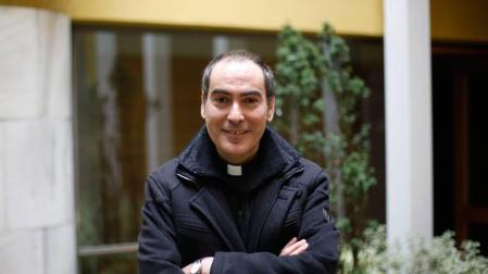El sacerdote pamplonés Rafael Pardo, de 40 años, en el oratorio San Felipe Neri (San Saturnino).