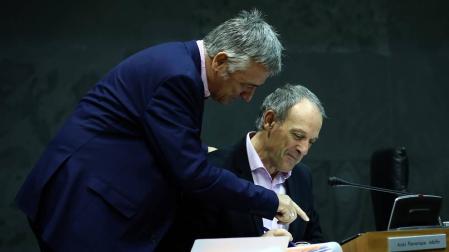 Geroa Bai y Bildu registran en el Parlamento su propuesta para una nueva ley de Policías