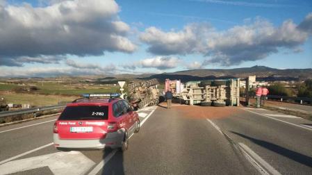 Vuelca un tractor en la NA-122 sin causar heridos en Cárcar