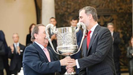 Juan de Dios Román anuncia que sufre cáncer al recibir el Premio Fco. Fernández Ochoa