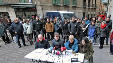 Amaiur Feliu y Carmen Rodrigo han leído un comunicado en nombre de los comerciantes y hosteleros de Navarrería.