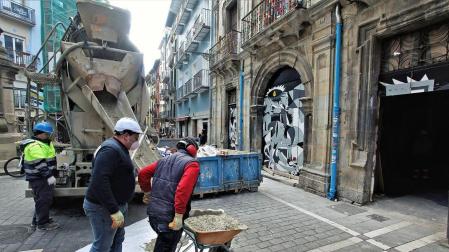 Comienzo de las obras para tapiar la puerta del gaztetxe Maravillas en el Palacio de Rozalejo.