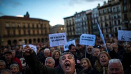 Un hombre, gritando durante la manifestación en Pamplona del 17 de marzo para reclamar pensiones dignas. La fotografía se publicó en Navarra.com.