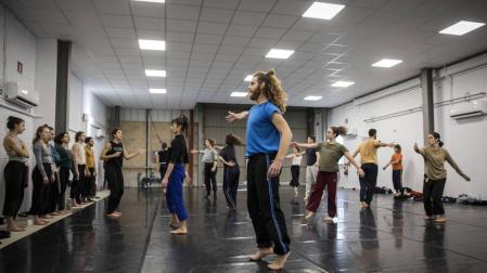 Los alumnos del curso de formación, este viernes, en una jornada de trabajo con la intérprete y coreógrafa Laura Aris (a la izquierda, en la imagen, entre los dos grupos de bailarines).