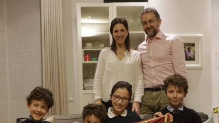Sentados, desde la izquierda, Marcos, Javier, Leyre y Pablo Valentí Esquíroz. De pie, sus padres, María y Andrés.