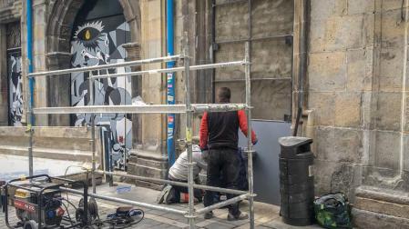 Varios operarios reparan y refuerzan la puerta dañada este jueves en Rozalejo