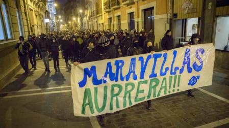 Efectivos de la Policía Nacional disuelven una concentración que han llevado a cabo un centenar de jóvenes junto al Parlamento de Navarra donde han acudido para protestar por la intervención de la Policía Foral esta madrugada en el palacio del Marqués de Rozalejo. Por la tarde, la concentración se ha trasladado a las calles del Casco Viejo pamplonés.
