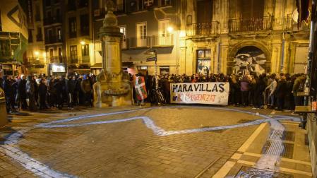 Intentan colocar una pancarta en el tejado de Rozalejo en una protesta sin incidentes
