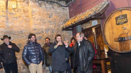 La Orden del Volatín y La Teba brindan con sidra por sus 50 años de historia