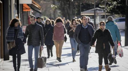 Varias personas transitan por una calle del Ensanche, ayer, durante una jornada de compras.