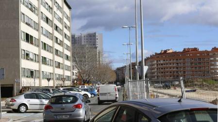 La avenida de Pamplona de Barañáin, reducida a un único sentido y con aparcamientos solo en un lado.