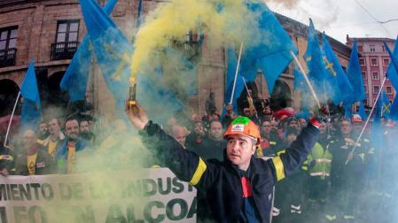 Más de 2.000 personas piden en Avilés sanciones para Alcoa y su intervención