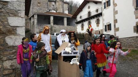En los años 60 y 70 la mayoría de los jóvenes de Eratsun emigraba al norte de Francia para trabajar en el monte. Volvían por Navidad y regresaban con el sabor del carnaval. Todos están ya en casa.