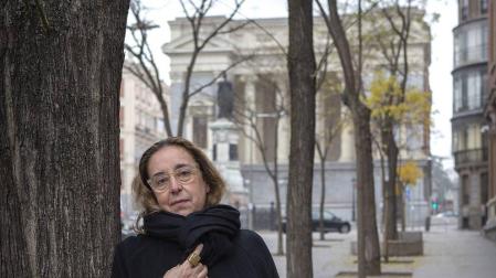 Manuela Mena, posando junto al Casón del Buen Retiro, en el recinto del Museo del Prado.