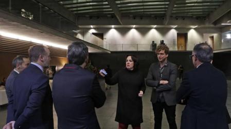 La presidenta Aznárez (Podemos) habla, desde la izquierda, con Sánchez de Muniáin y Esparza (UPN); Garmendia (PSN); y Ramírez y Araiz (Bildu).