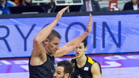 El escolta navarro Álex Urtason es defendido por el pívot Colton Iverson