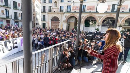 Rozalén canta contra la violencia machista en Tudela