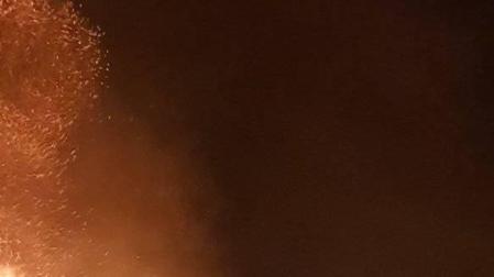 Fotos de los bomberos trabajando en el incendio que ha afectado a una vivienda en Artaiz