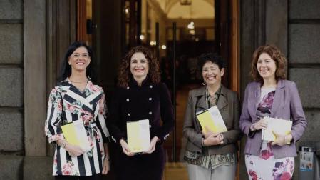 La ministra Montero entrega en el Congreso los Presupuestos de 2019