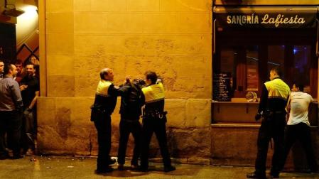 Agentes de Policía Municipal de Pamplona intervienen en una pelea en Pamplona, en una imagen de archivo.
