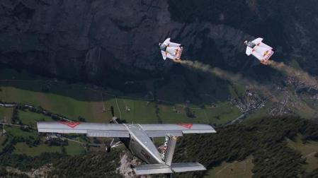 Dos paracaidistas de Red Bull.